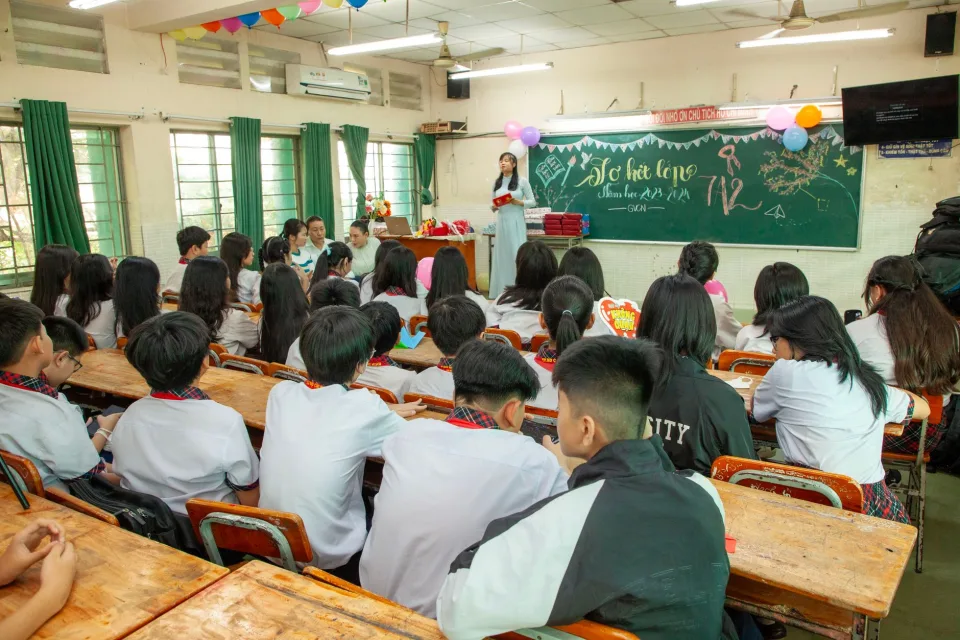 Giáo viên và nhân viên tại trung tâm