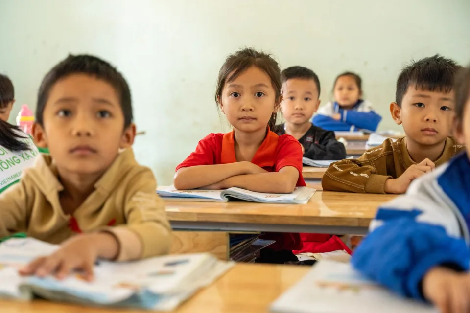 Giáo viên đang kèm riêng từng bạn