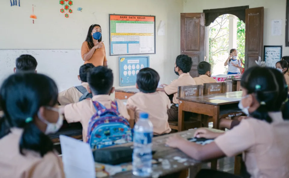 Kệ sách và đồ dùng học tập